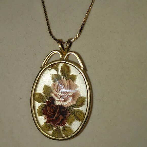 Roses Pendant Necklace 29 Inch Vintage Flowers Oval Pink Red Gold Tone Frame - Picture 10 of 10